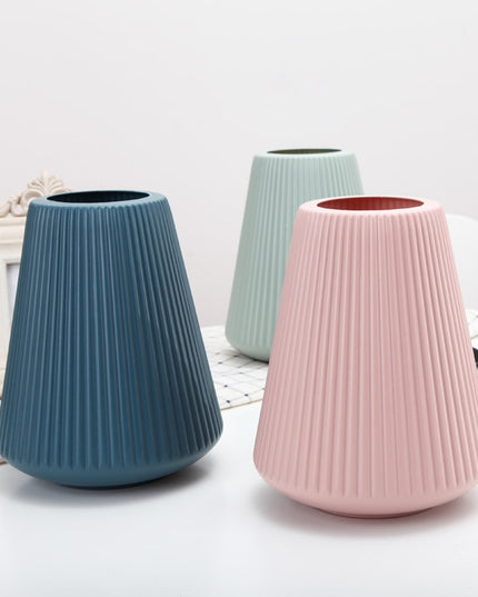 Wazon o prążkowanej strukturze kształt tuba