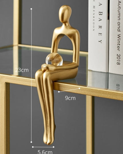 Figurka dekoracyjna postać w złotych kolorach z wycięciem