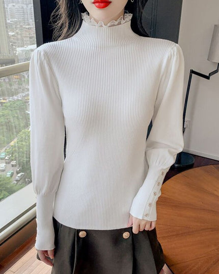 Damski sweter z golfem wykończonym falbanką i guzikami