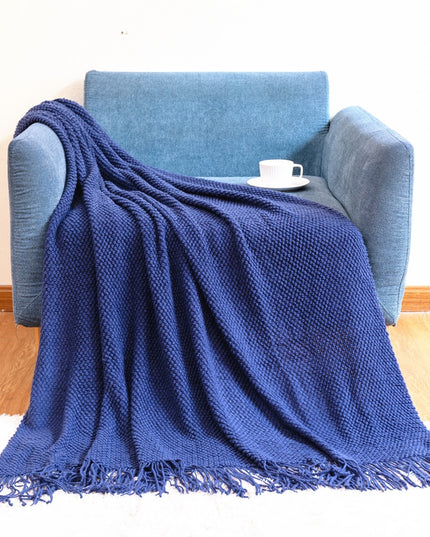 Koc z trójwymiarowym splotem z frędzlami