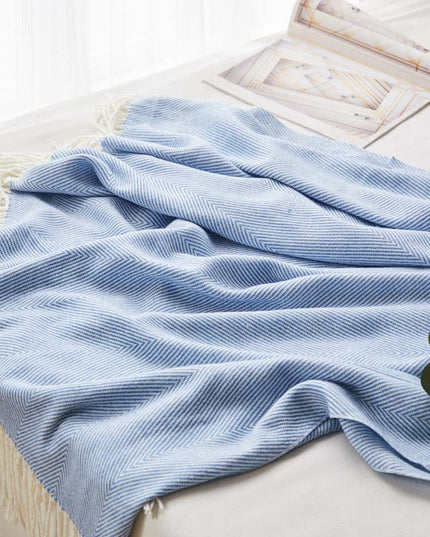 Koc we wzory o gładkiej fakturze z frędzlami