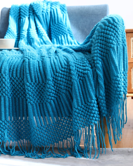 Elegancki koc z frędzlami i wytłaczaną fakturą