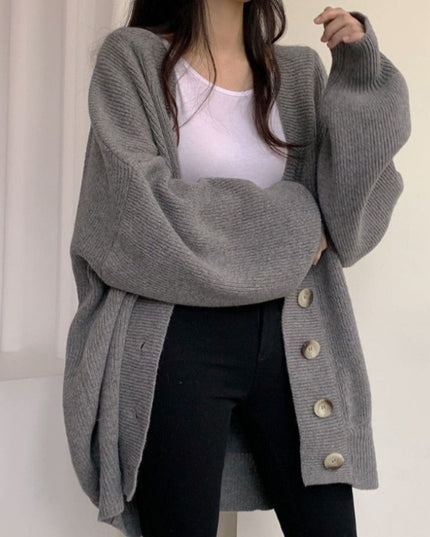 Damski sweter typu kardigan zapinany na guziki o kroju oversize