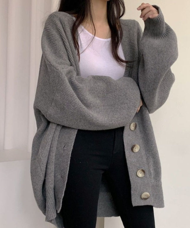 Damski sweter typu kardigan zapinany na guziki o kroju oversize