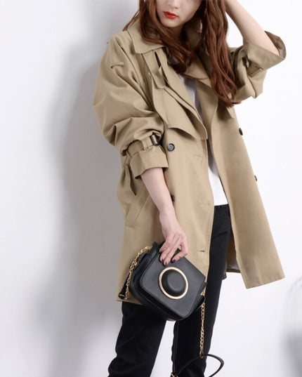 Damski płaszcz dwurzędowy z podwiniętymi rękawami