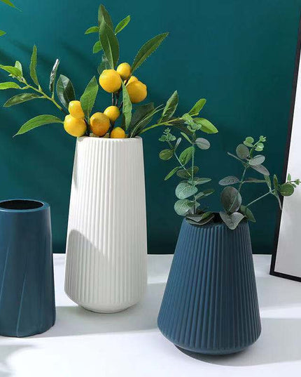 Wazon z prążkowanym wykończeniem z poszerzanym dołem