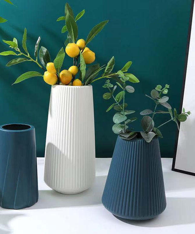 Wazon plastikowy z prążkowanym wykończeniem kształt tuba