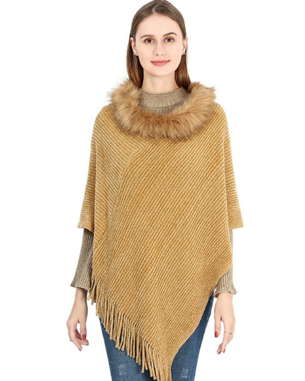 Damski sweter dziergany typu ponczo obszyty futerkiem