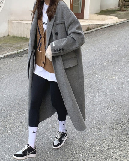 Damski płaszcz oversize długości za kolano