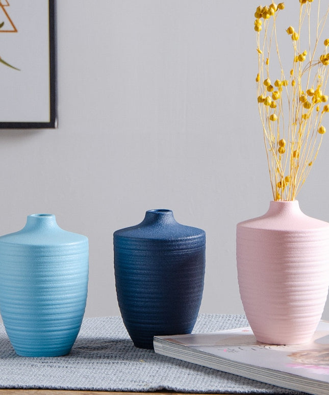 Wazon ceramiczny w niebieskim kolorze