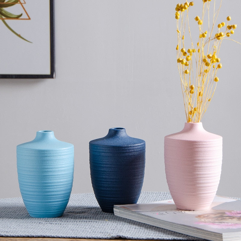 Wazon ceramiczny w niebieskim kolorze