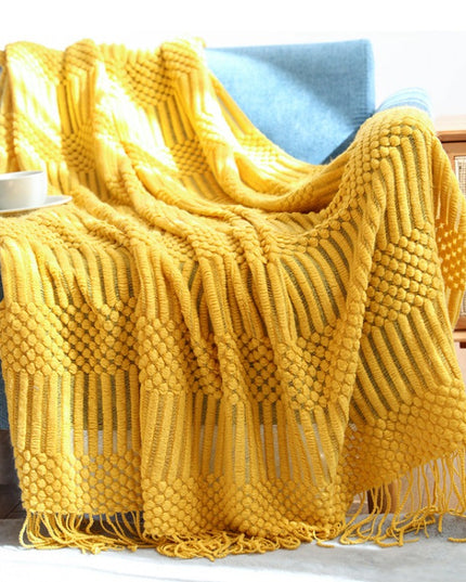 Elegancki koc z frędzlami i wytłaczaną fakturą