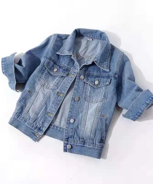 Damska kurtka jeansowa krótka o luźnym kroju