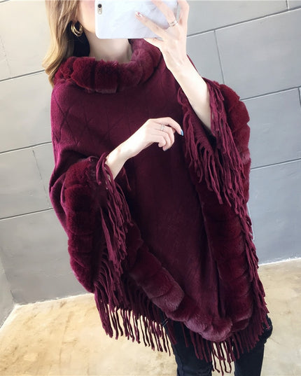 Damski sweter typu ponczo obszyty futerkiem z frędzlami