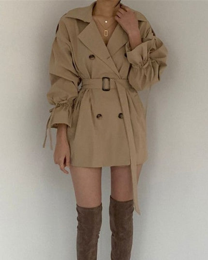 Damski płaszcz o kroju trencza