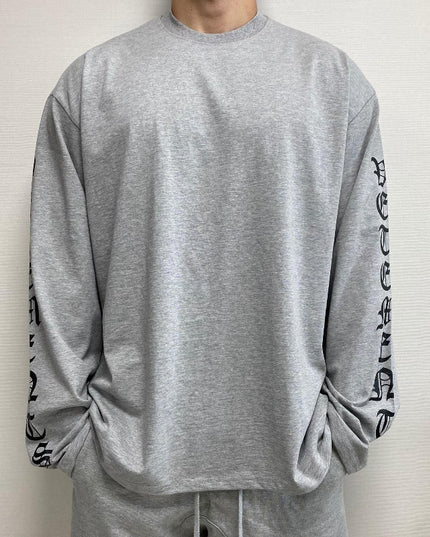 Męska koszulka z długim rękawem o prostym kroju z napisami na rękawach