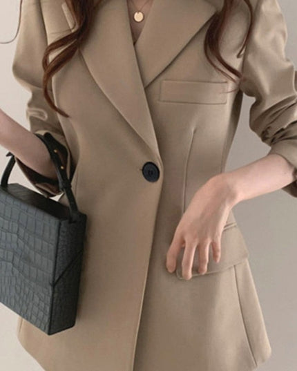 Damski płaszcz o kroju taliowanej marynarki