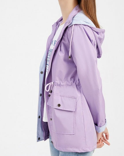 Damska kurtka przejściowa taliowana z kapturem