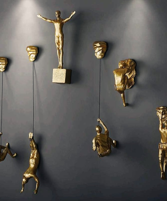 Figurka dekoracyjna wspinający się mężczyzna metaliczna