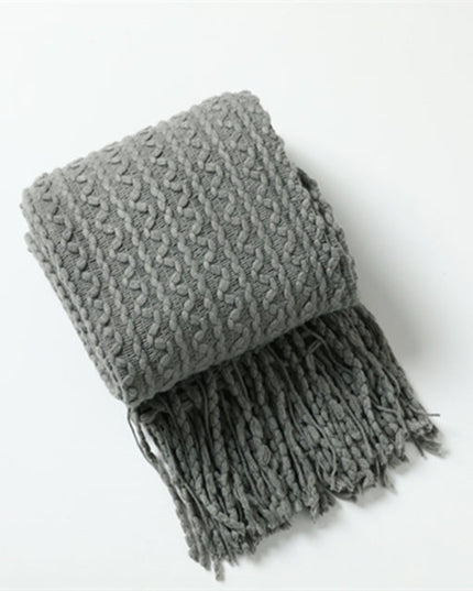 Pleciony koc z fakturą i frędzlami