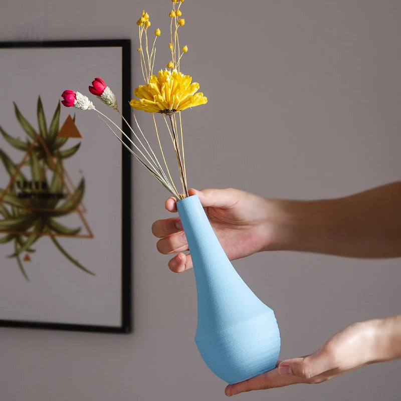 Wazon ceramiczny w niebieskim kolorze