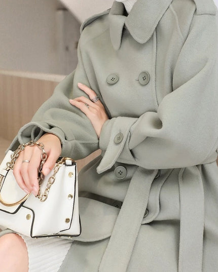 Damski płaszcz z guzikami wiązany w talii