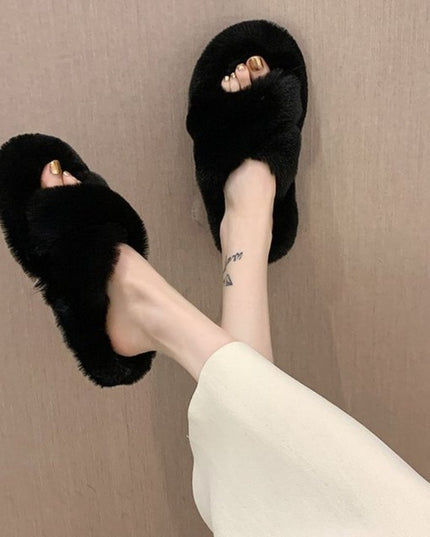 Damskie klapki futrzane z ozdobnym splotem