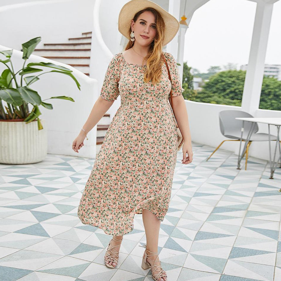 Sukienka plus size w kwiatki za kolano