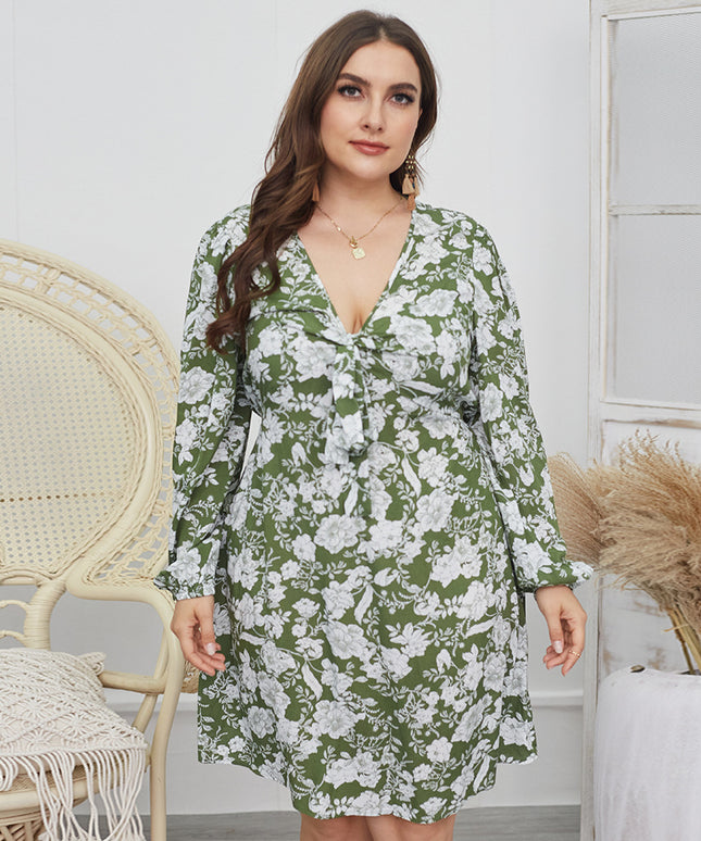 Sukienka plus size w kwieciste wzory z głębokim dekoltem