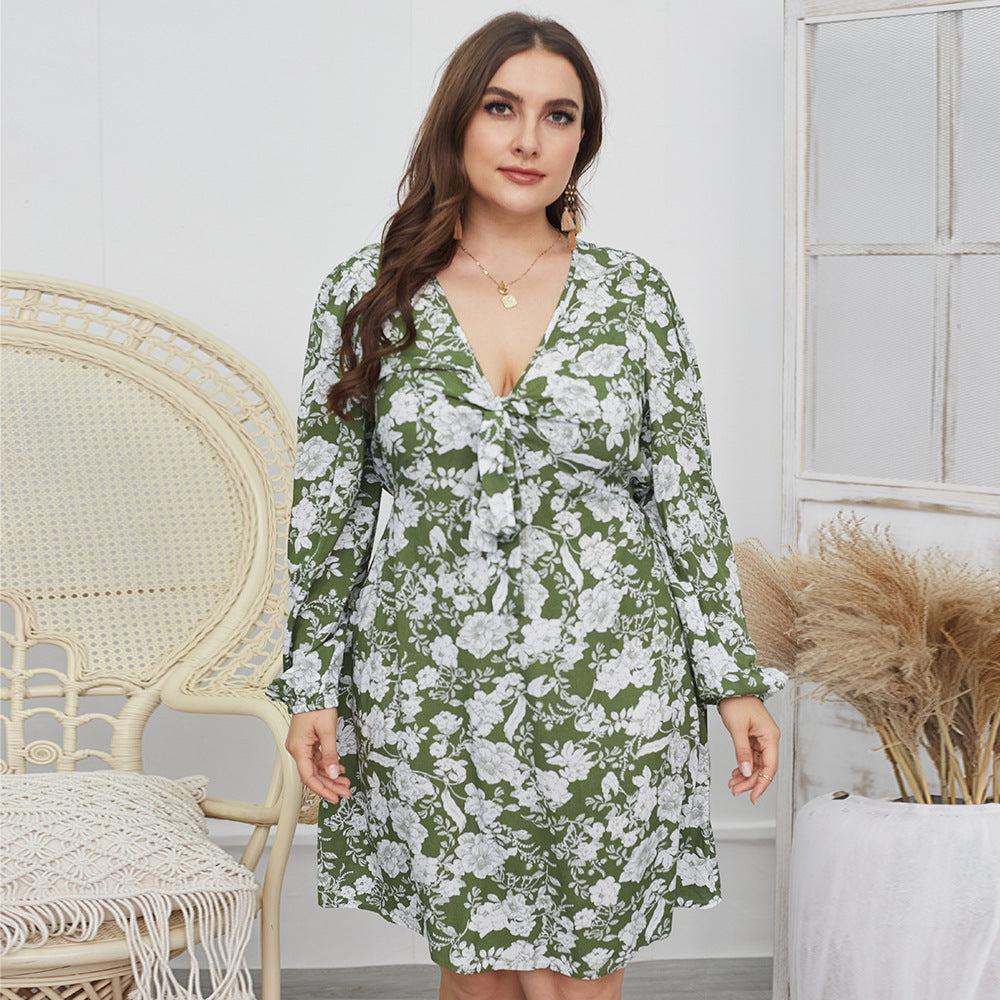 Sukienka plus size w kwieciste wzory z głębokim dekoltem
