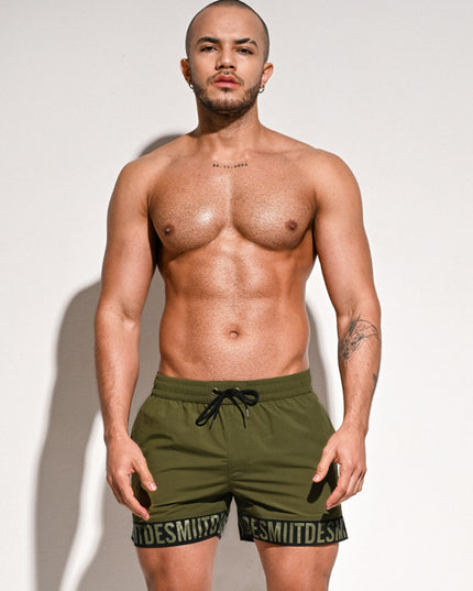 Męskie szorty kąpielowe z napisami na nogawkach